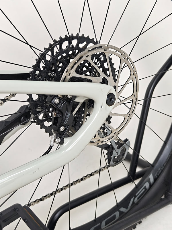 Specialized Stumpjumper Expert 2022 CARBON in excellent used condition at eMado Bikes, demonstrating ultimate stability while riding.