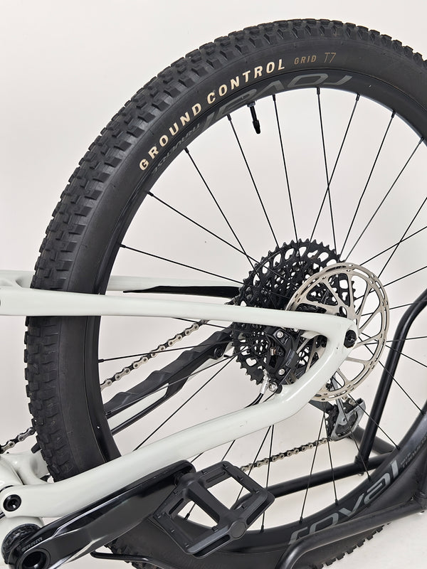 Specialized Stumpjumper Expert 2022 CARBON in excellent used condition at eMado Bikes, emphasizing robust material quality.