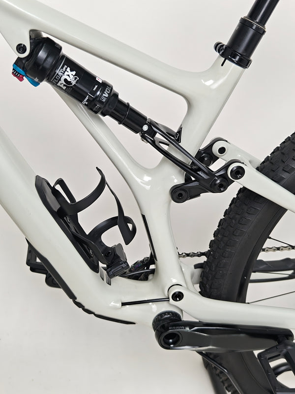 Specialized Stumpjumper Expert 2022 CARBON in excellent used condition at eMado Bikes, emphasizing the bike's top performance features.