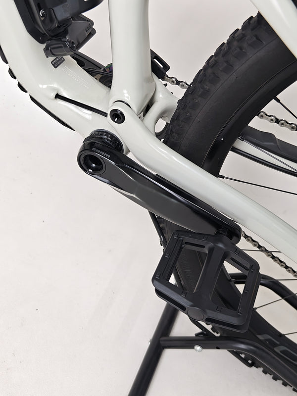 Specialized Stumpjumper Expert 2022 CARBON in excellent used condition at eMado Bikes, emphasizing rider comfort features.