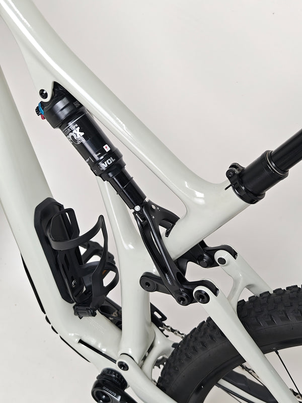 Specialized Stumpjumper Expert 2022 CARBON in excellent used condition at eMado Bikes, showing its adventure-ready features.