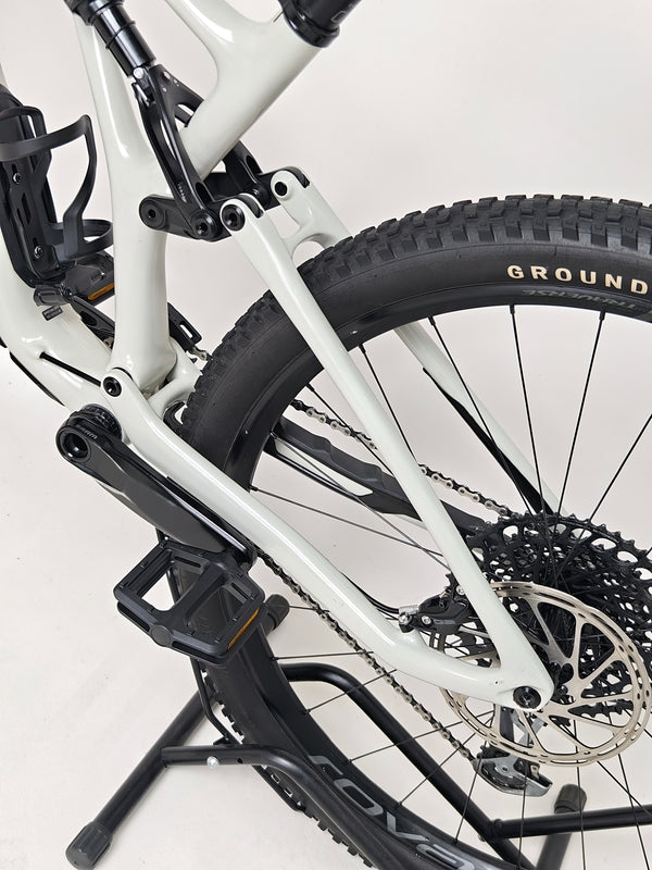 Specialized Stumpjumper Expert 2022 CARBON in excellent used condition at eMado Bikes, featuring ergonomic handlebar design.