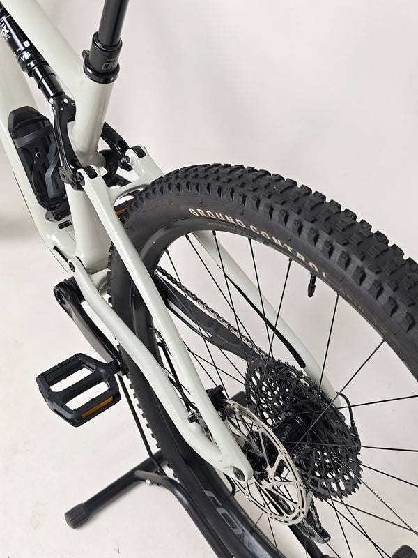 Specialized Stumpjumper Expert 2022 CARBON in excellent used condition at eMado Bikes, showcasing modern biking technology.