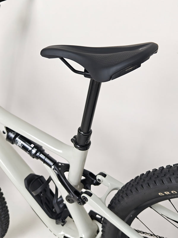 Specialized Stumpjumper Expert 2022 CARBON in excellent used condition at eMado Bikes, emphasizing performance on tough terrains.