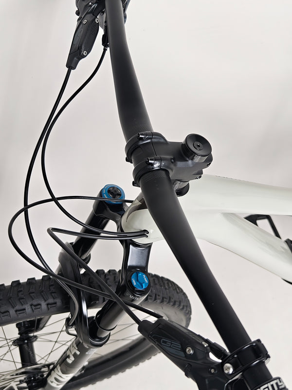 Specialized Stumpjumper Expert 2022 CARBON in excellent used condition at eMado Bikes, showcasing advanced suspension technology.