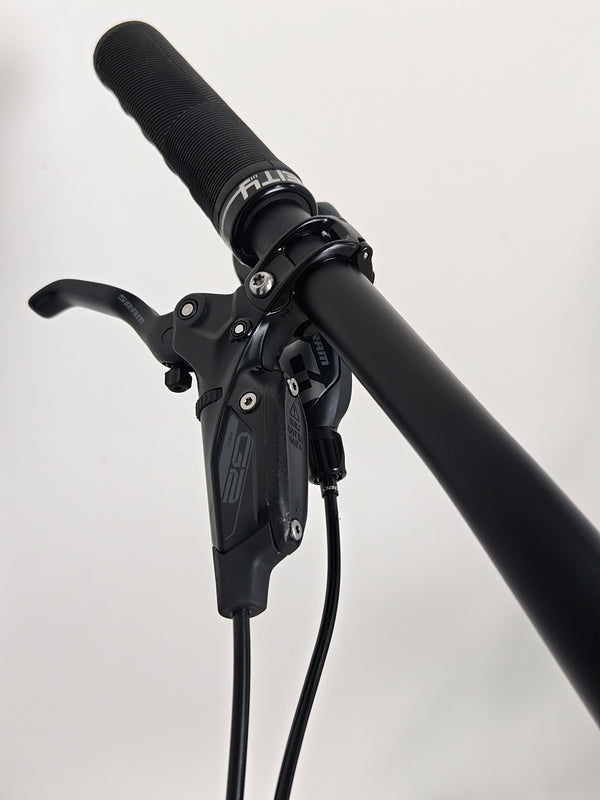 Specialized Stumpjumper Expert 2022 CARBON in excellent used condition at eMado Bikes, emphasizing biking adventure potential.