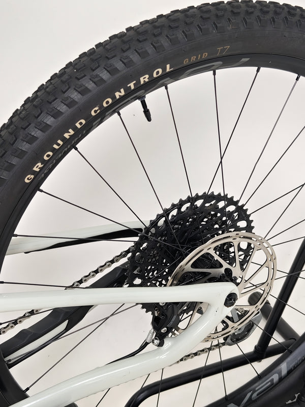 Specialized Stumpjumper Expert 2022 CARBON in excellent used condition at eMado Bikes, focusing on high-performance geometry.