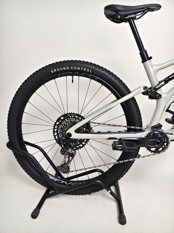 Specialized Stumpjumper Expert 2022 CARBON in excellent used condition at eMado Bikes, emphasizing its all-mountain versatility.