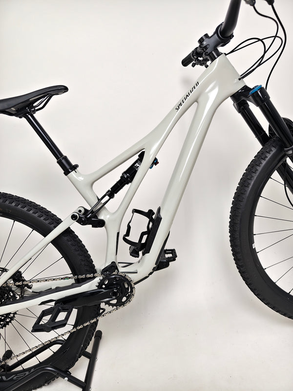 Specialized Stumpjumper Expert 2022 CARBON in excellent used condition at eMado Bikes, showcasing the bike's well-maintained frame.