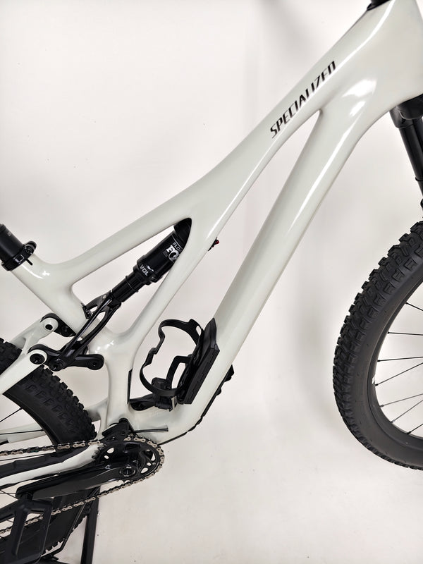 Specialized Stumpjumper Expert 2022 CARBON in excellent used condition at eMado Bikes, showcasing its unique handling characteristics.