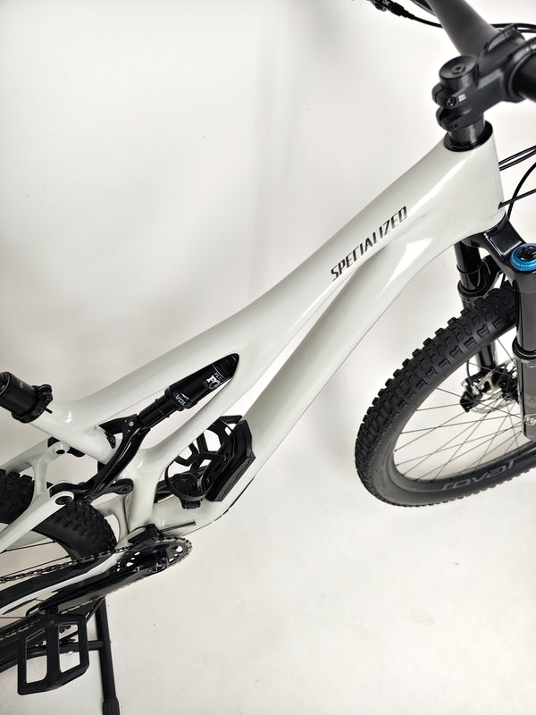 Specialized Stumpjumper Expert 2022 CARBON in excellent used condition at eMado Bikes, highlighting its lightweight carbon structure.