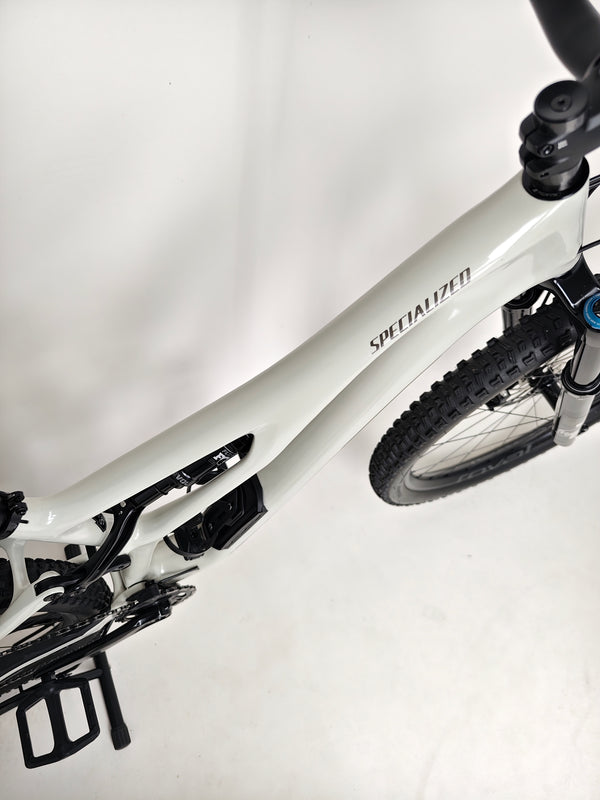 Specialized Stumpjumper Expert 2022 CARBON in excellent used condition at eMado Bikes, showcasing its bike storage quality.