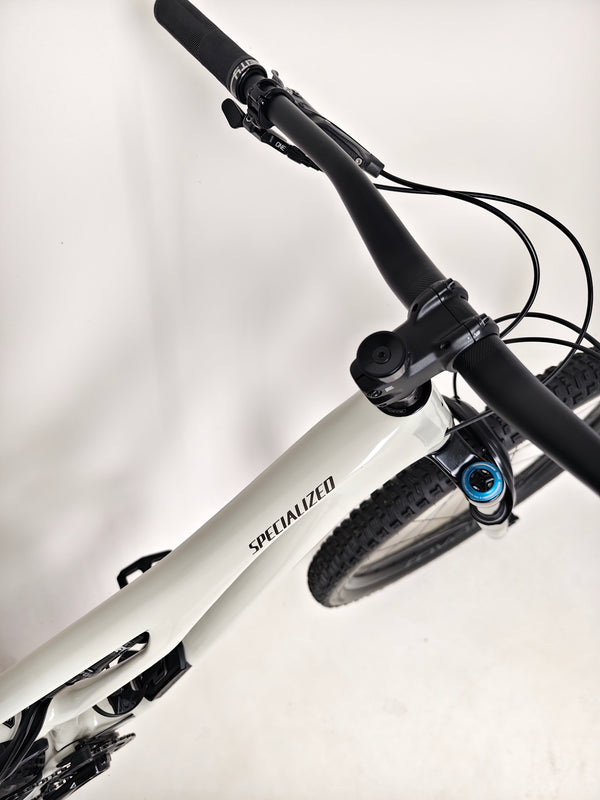 Specialized Stumpjumper Expert 2022 CARBON in excellent used condition at eMado Bikes, focusing on the bike's design and functionality.