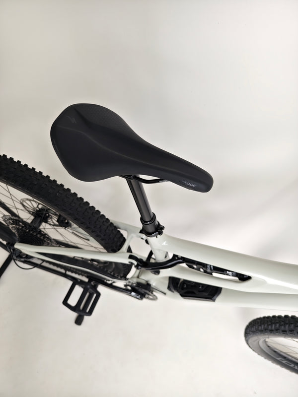 Specialized Stumpjumper Expert 2022 CARBON in excellent used condition at eMado Bikes, highlighting easy maintenance features.