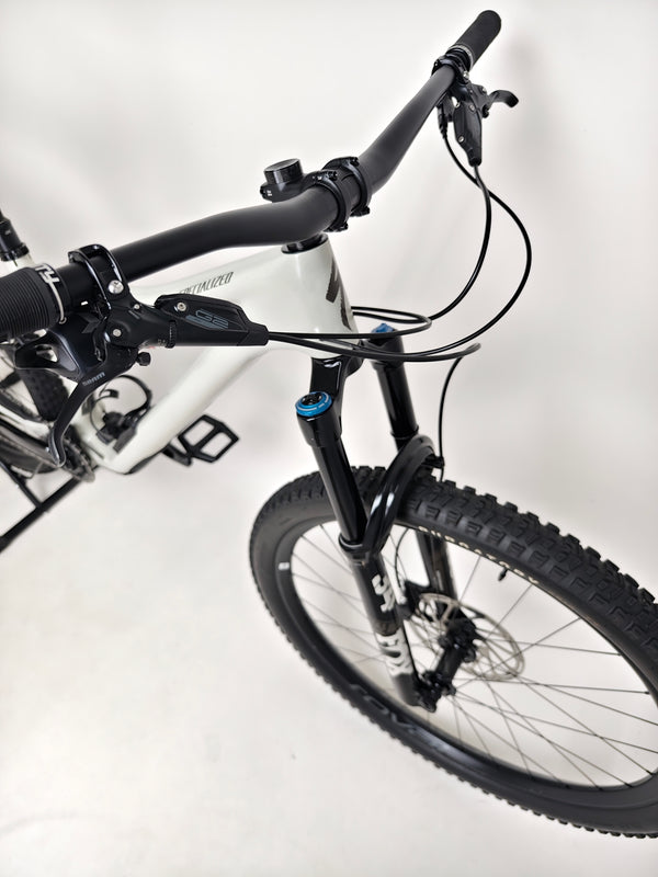 Specialized Stumpjumper Expert 2022 CARBON in excellent used condition at eMado Bikes, displaying high-quality components.