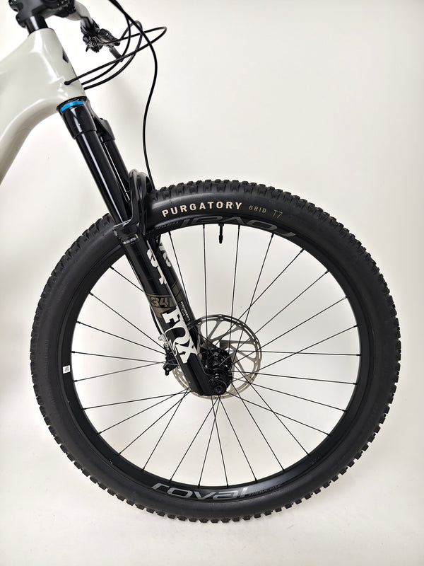 Specialized Stumpjumper Expert 2022 CARBON in excellent used condition at eMado Bikes, demonstrating an eye-catching design.