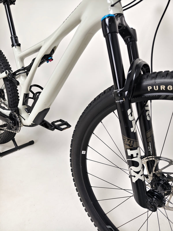 Specialized Stumpjumper Expert 2022 CARBON in excellent used condition at eMado Bikes, capturing the detailed components.