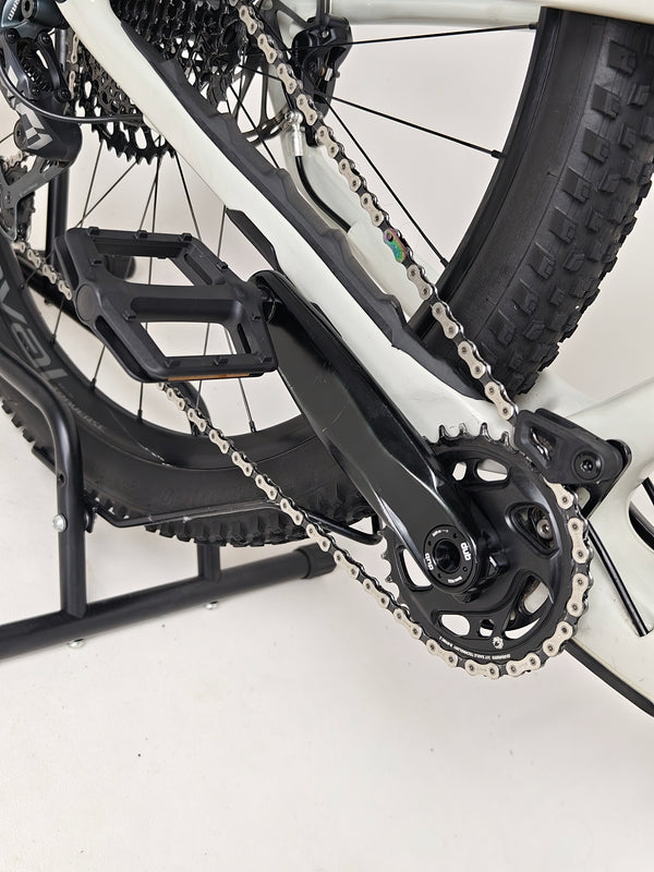 Specialized Stumpjumper Expert 2022 CARBON in excellent used condition at eMado Bikes, featuring a modern aesthetic.