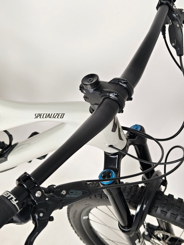 Specialized Stumpjumper Expert 2022 CARBON in excellent used condition at eMado Bikes, showcasing the bike's suspension performance.