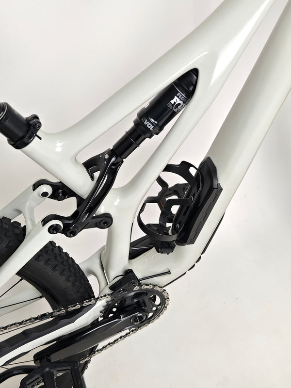 Specialized Stumpjumper Expert 2022 CARBON in excellent used condition at eMado Bikes, featuring intricate componentry.