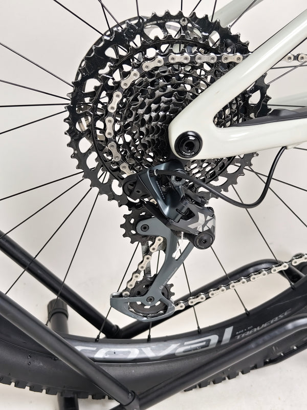 Specialized Stumpjumper Expert 2022 CARBON in excellent used condition at eMado Bikes, capturing the spirit of mountain biking.