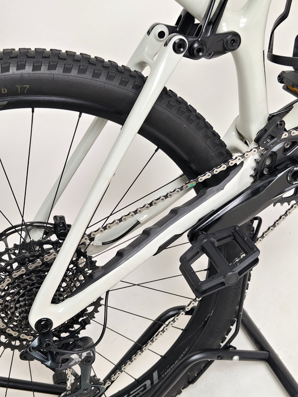 Specialized Stumpjumper Expert 2022 CARBON in excellent used condition at eMado Bikes, illustrating durable and robust design.