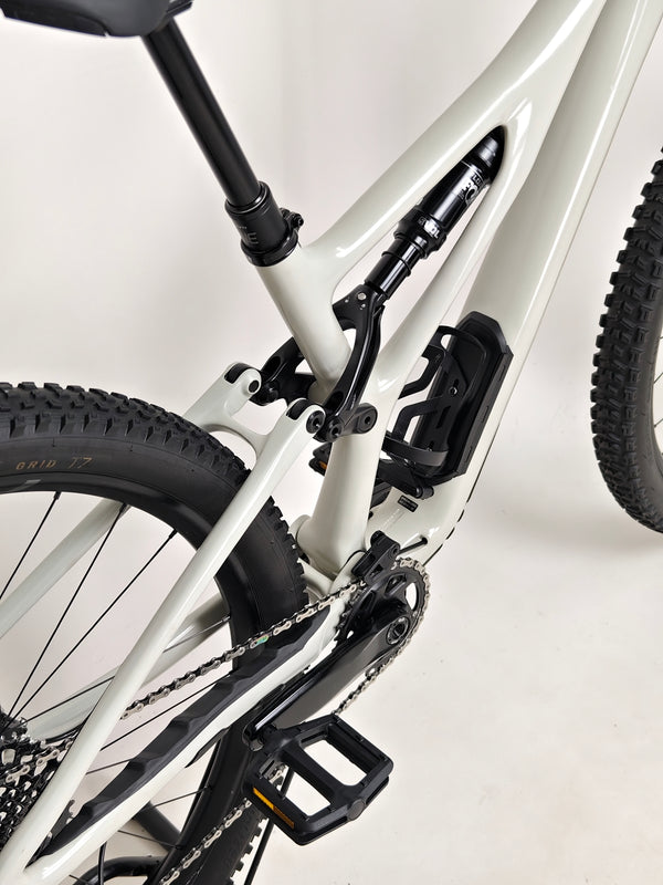 Specialized Stumpjumper Expert 2022 CARBON in excellent used condition at eMado Bikes, showcasing dynamic riding capability.