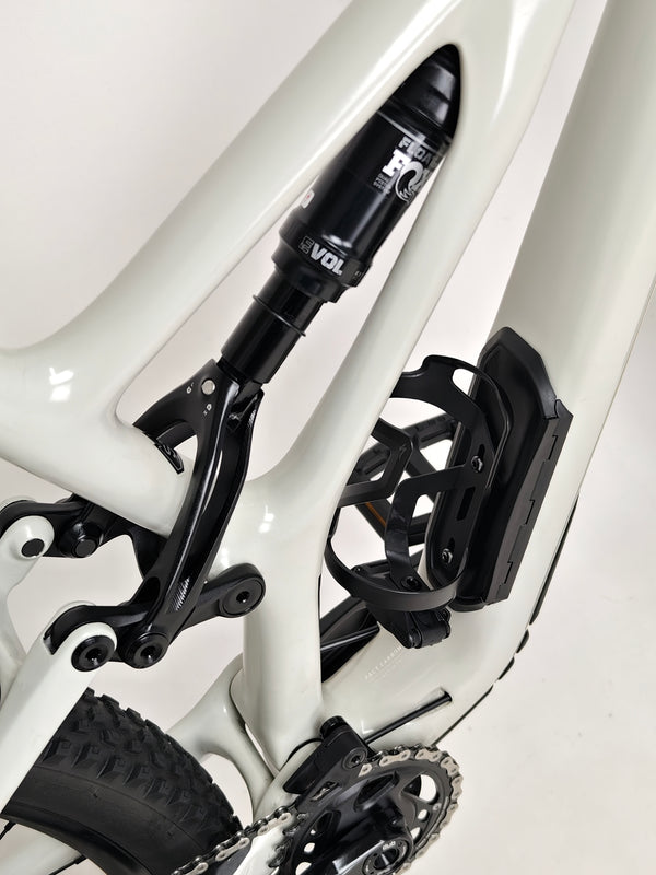 Specialized Stumpjumper Expert 2022 CARBON in excellent used condition at eMado Bikes, highlighting drivetrain efficiency.