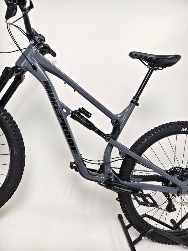 Rear profile of the Nukeproof Mega 290 2023 highlighting the quality of components in excellent used condition at eMado Bikes.