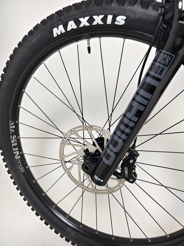 Nukeproof Mega 290 Alloy Comp 2023 focusing on design aesthetics in excellent used condition at eMado Bikes.