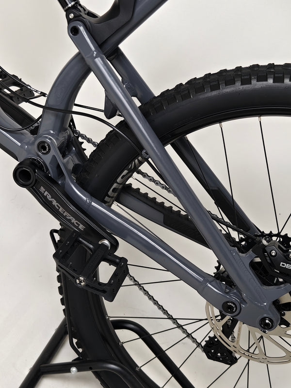 Snapshot of the Nukeproof Mega 290 Alloy Comp 2023’s impressive geometry shown in excellent used condition at eMado Bikes.