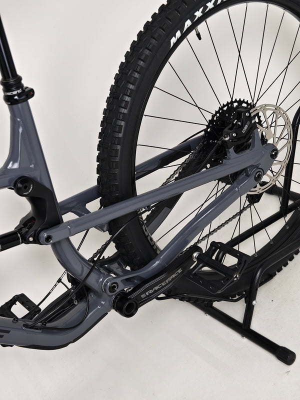 Nukeproof Mega 290 2023's tubeless compatible wheelset shown in excellent used condition at eMado Bikes.