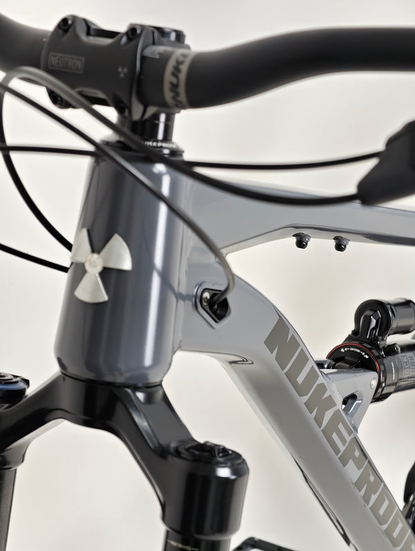 Front profile of Nukeproof Mega 290 Alloy Comp 2023 with its impressive suspension in excellent used condition at eMado Bikes.