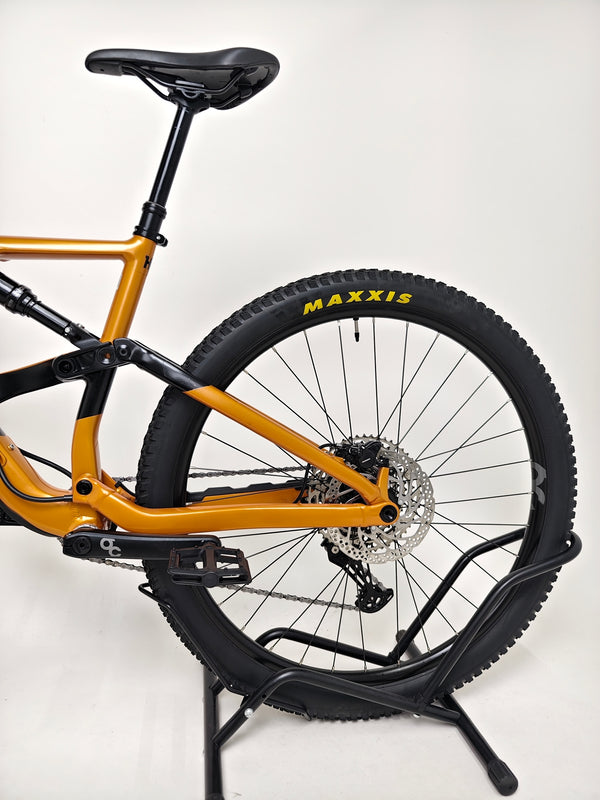 Orbea Occam H30 2023 LARGE in Very Good Condition - Side angle emphasizing the mountain bike’s rugged construction.