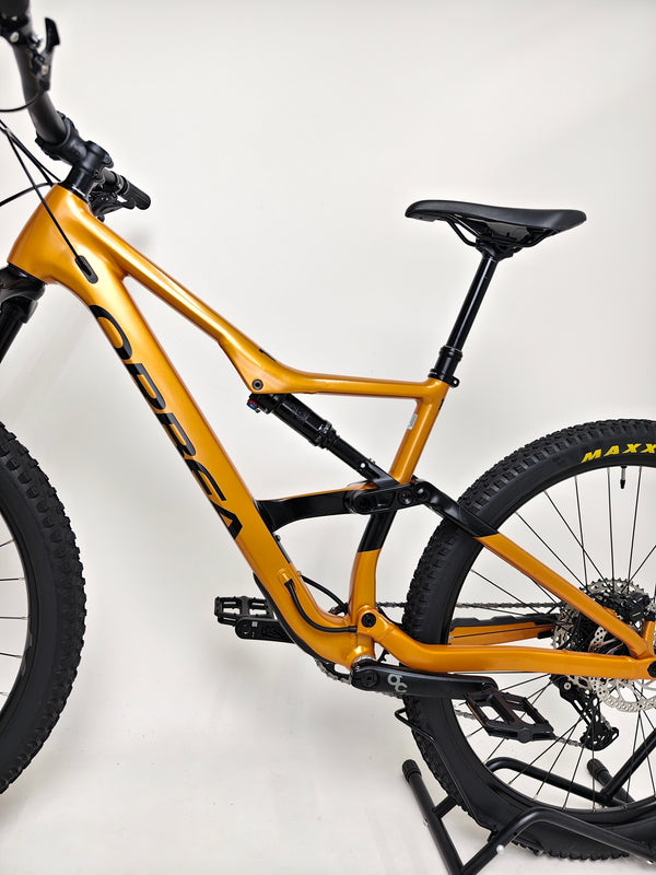 Orbea Occam H30 2023 LARGE in Very Good Condition - View of handlebars and control mechanisms for optimal handling.