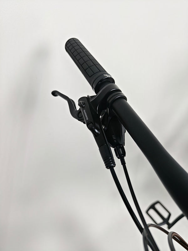 Orbea Occam H30 2023 LARGE in Very Good Condition - High-resolution detail of the frame paintwork showing minimal wear.