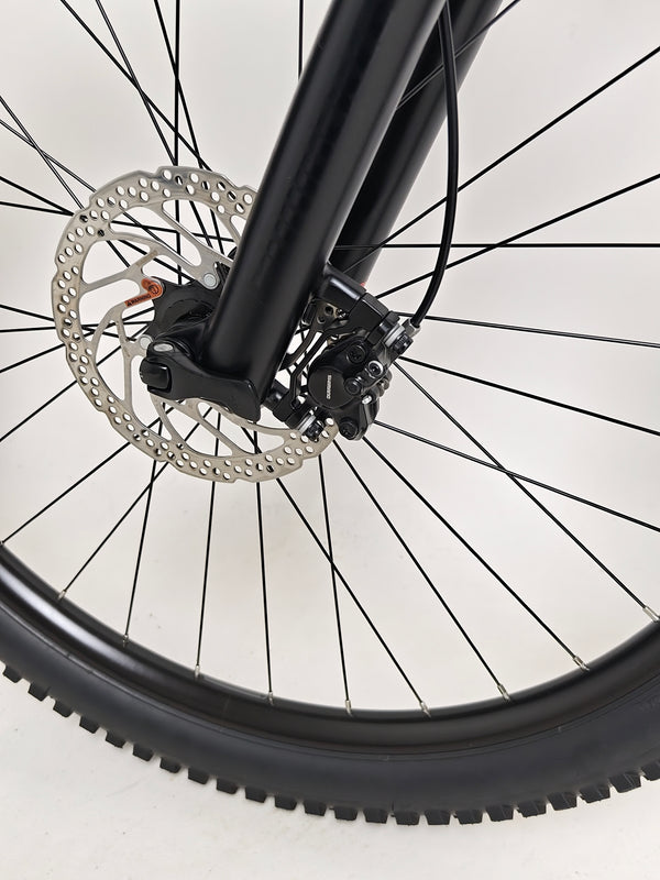 Orbea Occam H30 2023 LARGE in Very Good Condition - Detailed exploration of the bike frame and finish.