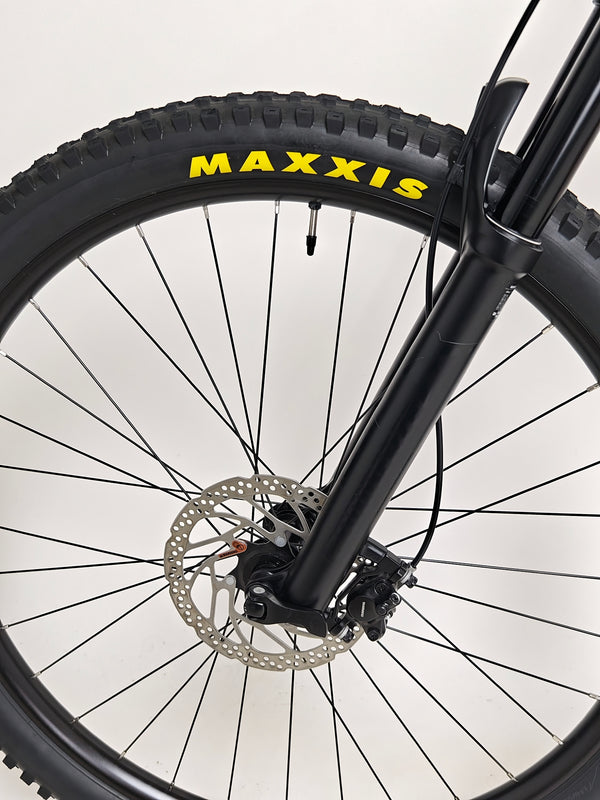 Orbea Occam H30 2023 LARGE in Very Good Condition - Highlighting the fork and its travel specifications.