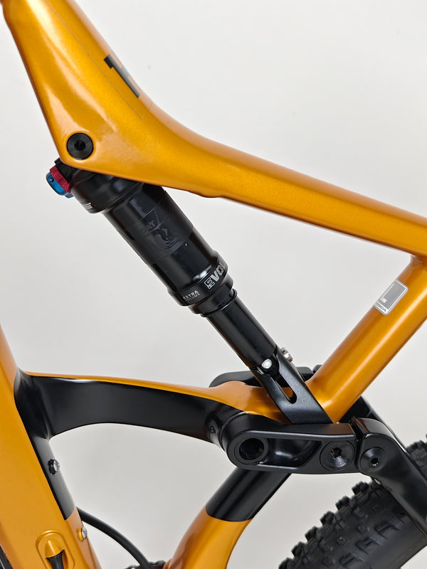 Orbea Occam H30 2023 LARGE in Very Good Condition - Detailed view showcasing the seamless welds in the bike frame.