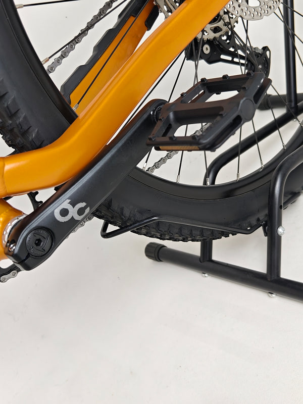 Orbea Occam H30 2023 LARGE in Very Good Condition - Artistic shot showcasing the integrity of the bike build.