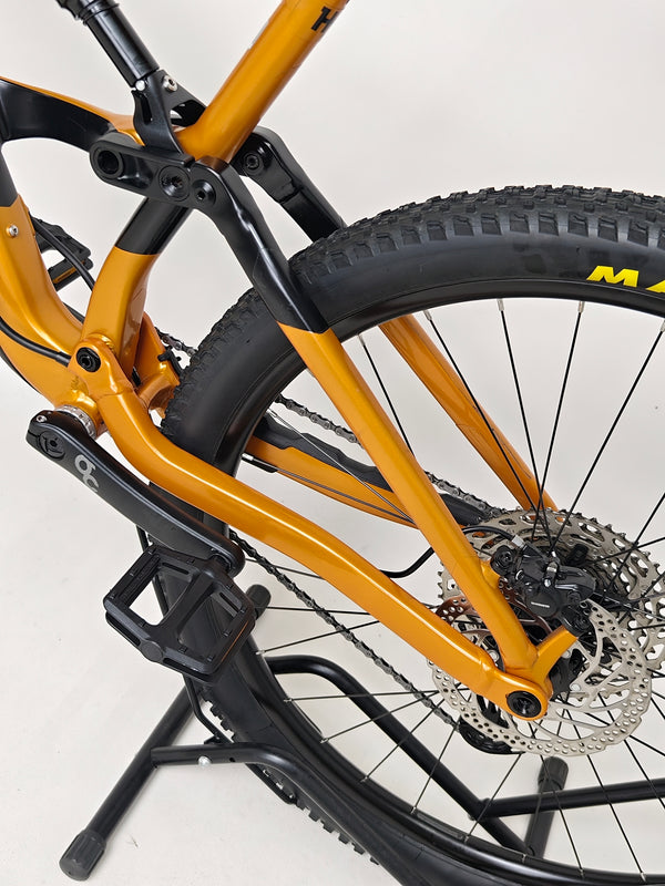 Orbea Occam H30 2023 LARGE in Very Good Condition - Close up of the handlebar and shifter arrangement.