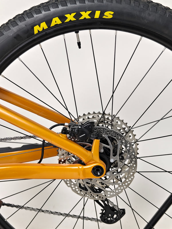 Orbea Occam H30 2023 LARGE in Very Good Condition - Showcasing the bike's performance aspects in natural environment.