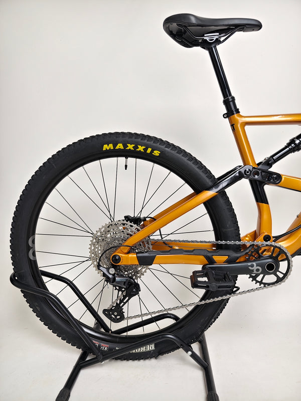 Orbea Occam H30 2023 LARGE in Very Good Condition - View of the bike’s components emphasizing durability.