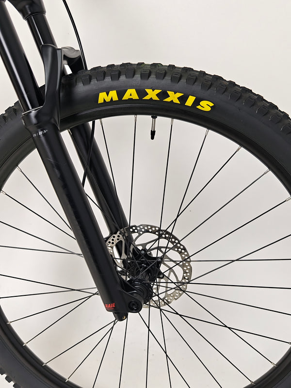 Orbea Occam H30 2023 LARGE in Very Good Condition - Profile image demonstrating the bike in outdoor settings.