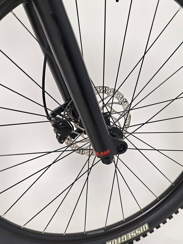 Orbea Occam H30 2023 LARGE in Very Good Condition - Highlighting the bike's adjustable dropper post and handlebar setup.