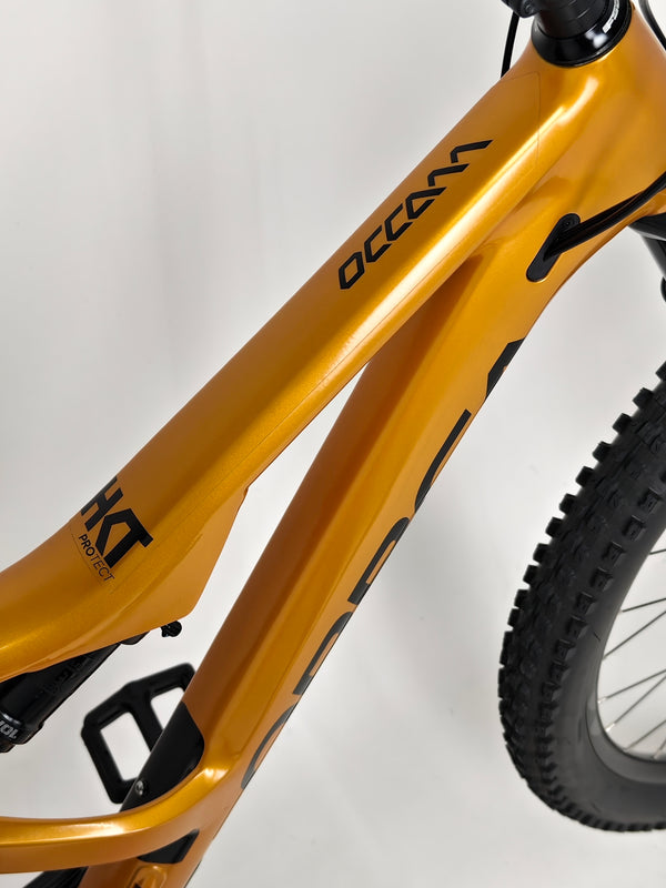 Orbea Occam H30 2023 LARGE in Very Good Condition - Front view of the bike capturing dynamic riding angle.