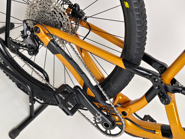 Orbea Occam H30 2023 LARGE in Very Good Condition - Image showing the bike in action on a trail.