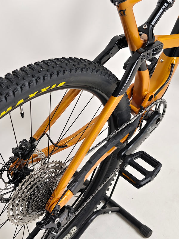 Orbea Occam H30 2023 LARGE in Very Good Condition - Image emphasizing the bike's built-in protection features.