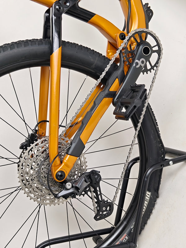 Orbea Occam H30 2023 LARGE in Very Good Condition - Angle showing the bike's overall design in natural lighting.