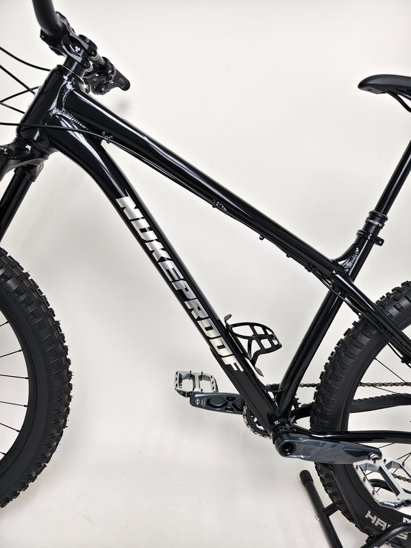 Nukeproof Scout 275 RS 2023 in excellent used condition, highlighting the internally routed dropper seat post.